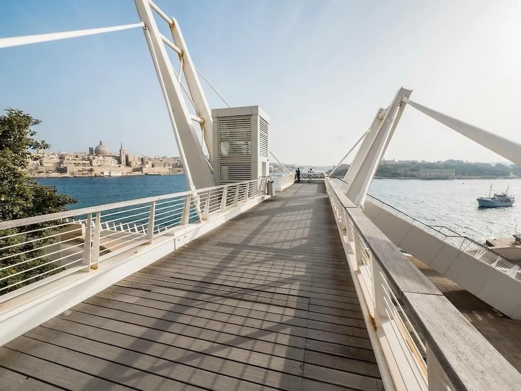 Luxury Apt With Side Seaviews And Pool, Best Location Sliema