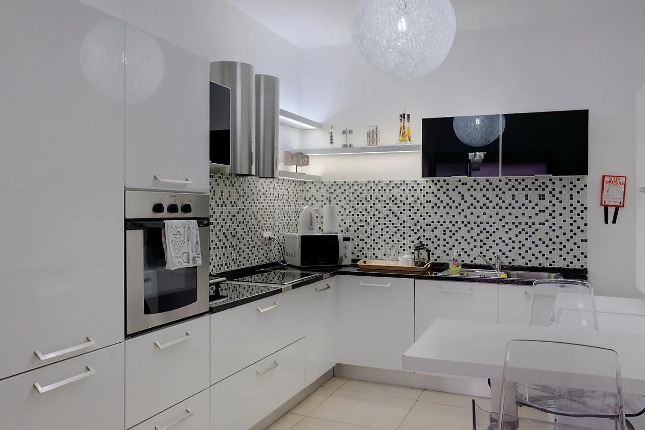 Apartment Luxury Apt With Side Seaviews And Pool, Best Location Sliema Malta